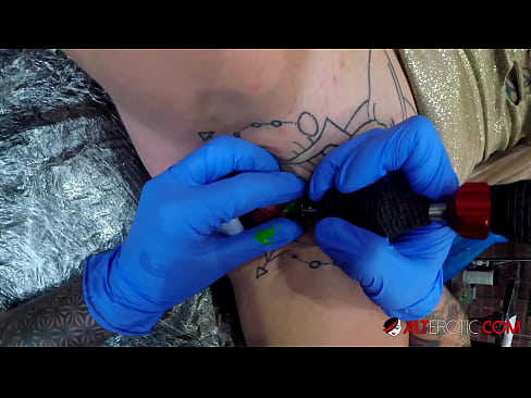 ❤️ Estremamente tatuato hottie Sully Savage ottenuto un tatuaggio sul suo clitoride ❤️❌ Video di sesso al it.mathem-1-class.ru ❌️